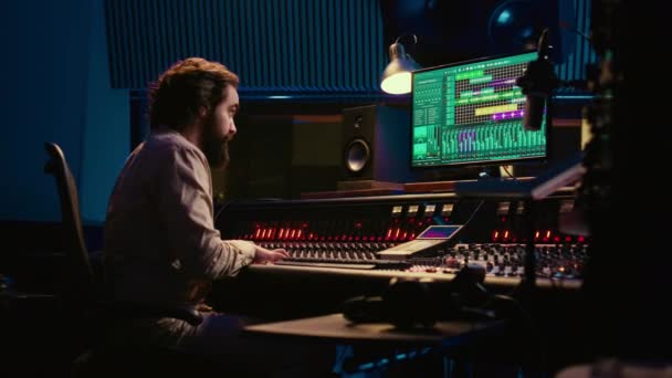 Engenheiro Rastreamento Profissional Editando Música Adicionando Efeitos Sonoros Sala Controle — Vídeo de Stock