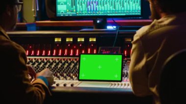 Sanatçı ve ses tasarımcısı, yeni albüm için bir hit besteleme üzerinde işbirliği yaparak dijital kurgu yazılımını ve tablet üzerindeki modellemeyi inceliyor. Stüdyoda ses teknisyeniyle çalışan bir müzisyen. Kamera A.