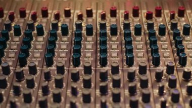 Ses seviyesini ayarlamak için amfi düğmeleri olan müzik kayıt stüdyosu kontrol odası. Prodüksiyon sonrasında ekolayzır, karıştırıcı, değiştirici ve kaydırıcı olarak Stereo ekipmanları kullanılıyor.
