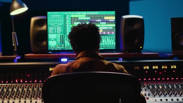 Productor Sonido Afroamericano Editando Pistas Software Audio Consola Ajustando Los — Vídeo de stock