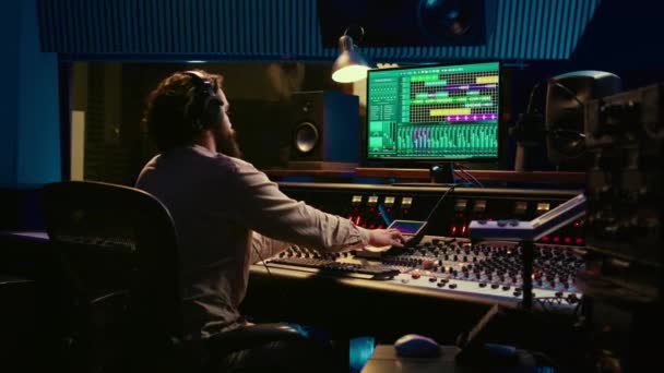 Med Hjälp Ljudredigeringsprogram Skapar Ljudproducenten Låtar Och Hanterar Teknisk Utrustning — Stockvideo