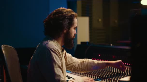 Muziekingenieur Werkzaam Professionele Studio Control Room Doen Mix Meester Audio — Stockvideo