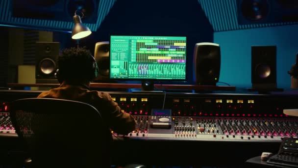 音频设计师在混音器控制台上平整声音 专业音乐工作室理念 制作人打开音量 在混音控制台上添加效果 录制现场曲目 摄像头B — 图库视频影像