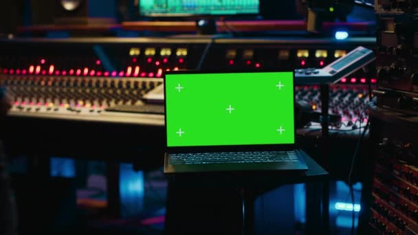 Geschoolde Audio Technicus Verwerken Mixen Geluiden Naast Mockup Display Laptop — Stockvideo