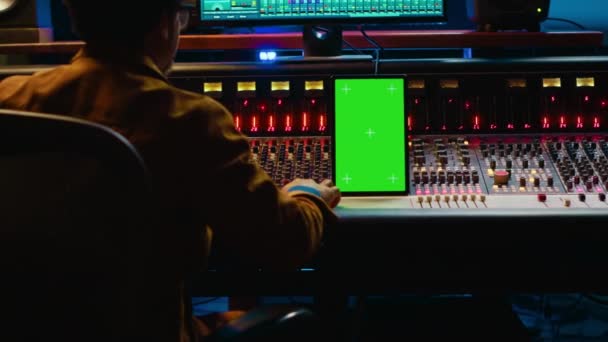 Afro Amerikaanse Audio Technicus Mengen Bewerken Tracks Met Greenscreen Tablet — Stockvideo