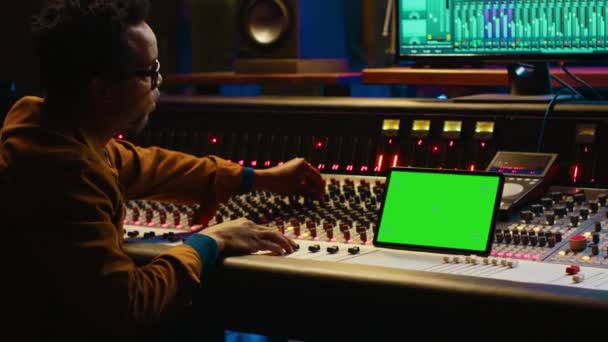 Técnico Áudio Profissional Gravando Faixas Com Mockup Tablet Criando Músicas — Vídeo de Stock