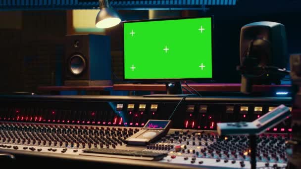 모니터에 스크린 레이아웃을 보여주는 스튜디오 손잡이 슬라이더에 콘솔을 기어가있는 오디오 — 비디오