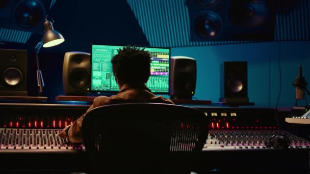 Afroamerikan Ljudtekniker Känner Sig Nöjd Med Sin Inspelade Låt Att — Stockvideo