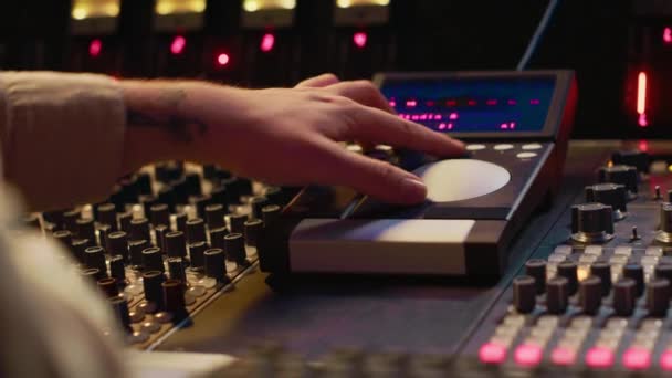 Audio Technicien Utilise Console Mixage Faders Dans Salle Contrôle Télécommande — Video