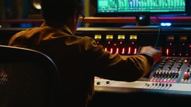 Afroamerikansk Producent Som Jobbar Mixerpanel Inspelningsstudio Använda Styrbord Och Digital — Stockvideo