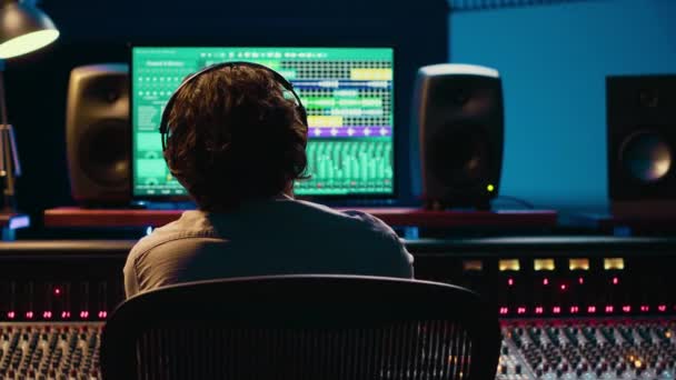 Utilizzando Software Editing Audio Produttore Audio Crea Melodie Gestisce Apparecchiature — Video Stock