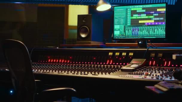 Tecnico Audio Utilizza Tecniche Mixaggio Mastering Studio Modificare Elaborare Tracce — Video Stock