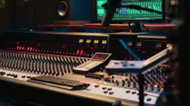 Teknik ekipman ve müzik kayıt yazılımlı kontrol odası, profesyonel stüdyo düzenleme ve yapımcı şarkıları. Hareket eden faders ve renkli metre ile ses konsolu, yüksek kaliteli sesler.