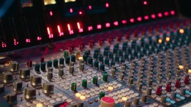 Düğmeleri ve şalterleri olan kontrol paneli sesleri kaydetmek ve karıştırmak için mekanik ve teknik ekipman görevi görüyor. Boş profesyonel ses geçirmez müzik stüdyosu.