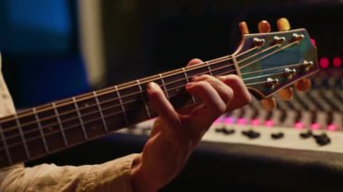 Stüdyoda kontrol odasında yeni bir albüm üzerinde çalışan yetenekli bir sanatçı, gelecekteki bir şarkı için gitar çalıyor ve şarkı kaydediyor. Müzisyen besteci yeni bir parça 09n enstrümanı yapıyor. Kamera A.