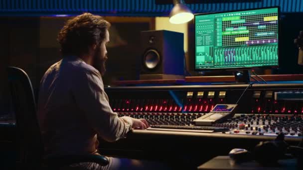 오디오 기술자는 노래를 믹싱하여 스튜디오에서 세션을 녹음한 사운드를 만듭니다 소프트웨어로 — 비디오