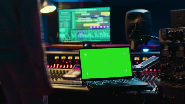 레코더 콘솔에서 오디오 기술자 레벨링 사운드 스크린 디스플레이를 보여주는 노트북 — 비디오