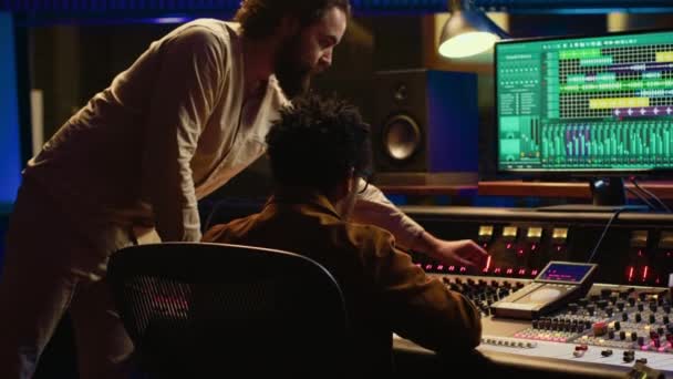 Tracking Engineer Arbeitet Mit Musikern Zusammen Sounds Der Studio Regie — Stockvideo