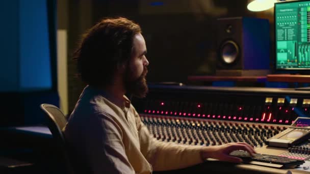 Processamento Designer Som Mixagem Músicas Sala Controle Trabalhando Novo Álbum — Vídeo de Stock