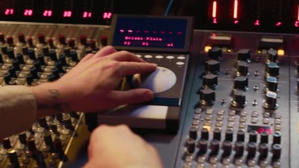 Ljuddesigner Som Arbetar Med Reglagen Och Switchar Kontrollbordet Professionell Musikstudio — Stockvideo