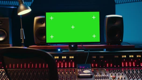 控制室 电脑上的绿屏在按钮和滑块旁边运行 面板混合控制台上的多个控件和交换器 空的专业工作室与立体声齿轮 相机A — 图库视频影像