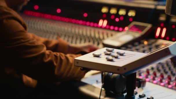 Stüdyodaki Kontrol Odasında Performans Sergileyen Yetenekli Bir Müzisyen Yeni Albüm — Stok video