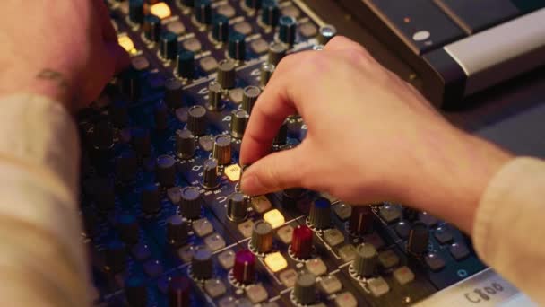 Teknisi Audio Memutar Tombol Pra Amp Dan Tombol Pada Papan — Stok Video