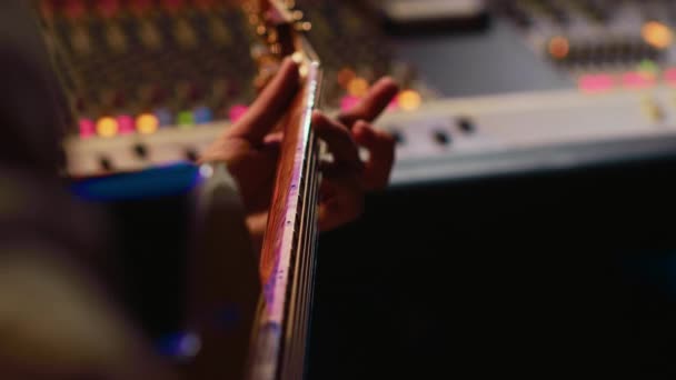 音乐家歌手在他的电声吉他上录制了一首新歌 在专业的录音室控制室创造了新的音乐 艺术家用乐器进行现场表演 靠近点相机A — 图库视频影像