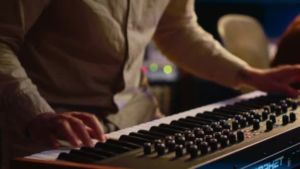 Muzikant Componist Spelen Midi Controller Synthesizer Professionele Studio Muziek Componeren — Stockvideo