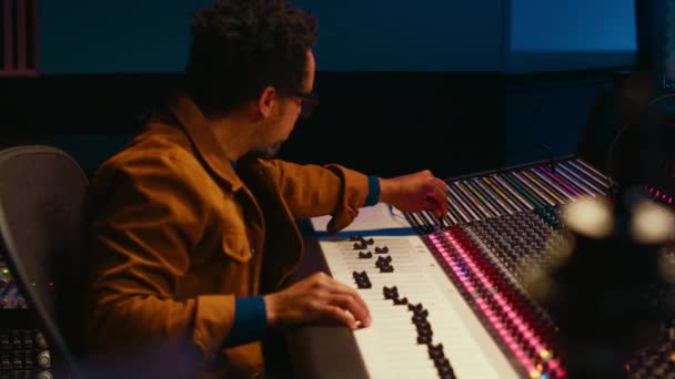 아프리카계 미국인 사운드 프로듀서 콘솔에 케이블을 기록을 기술자는 스위치와 슬라이더를 — 비디오