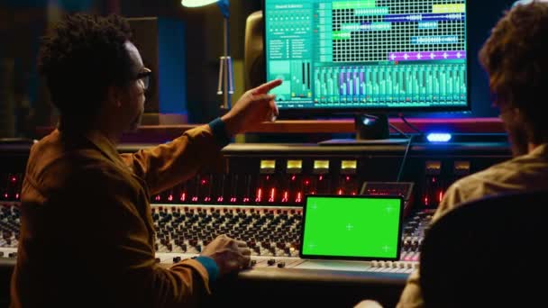 Profesyonel Mühendis Müzisyen Izole Edilmiş Bir Tabletin Yanında Şarkıları Karıştırıyor — Stok video