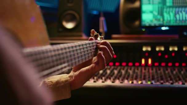 Zkušený Umělec Zpívá Kytaru Nahrává Melodie Pro Budoucí Píseň Pracuje — Stock video