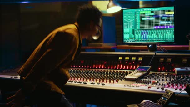 Afro Amerikaanse Sound Designer Opereert Control Desk Mixer Audio Software — Stockvideo