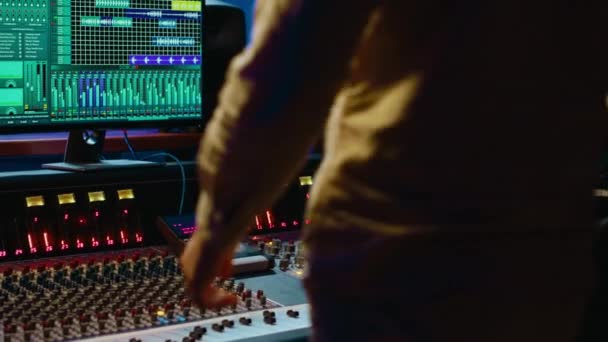 스튜디오에서 오디오 소프트웨어가 프로듀서 컨트롤 룸에서 트위스트 노브를 누릅니다 사운드 — 비디오