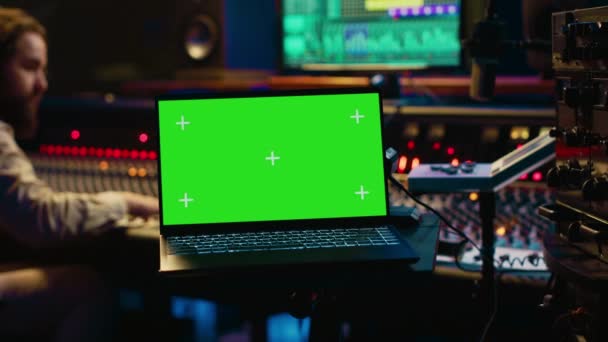 Projektant Dźwięku Wykorzystuje Mikser Audio Układ Greenscreen Profesjonalnym Studiu Dostosowując — Wideo stockowe