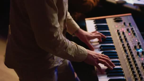 Hudebník Hrající Klavír Midi Řadič Řídící Místnosti Profesionálního Nahrávacího Studia — Stock video
