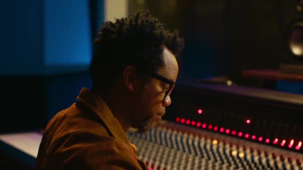 아프리카계 미국인 프로듀서는 이퀄라이저 슬라이더가 데스크를 사용하여 포스트 프로덕션에서 트랙을 — 비디오