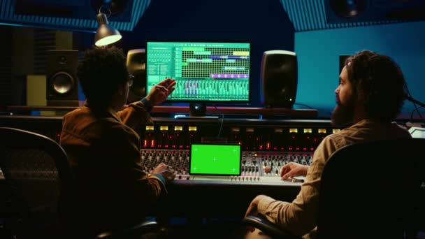 엔지니어와 뮤지션이 태블릿의 고립된 디스플레이 트랙을 세션을 녹음한 오디오를 편집하여 — 비디오