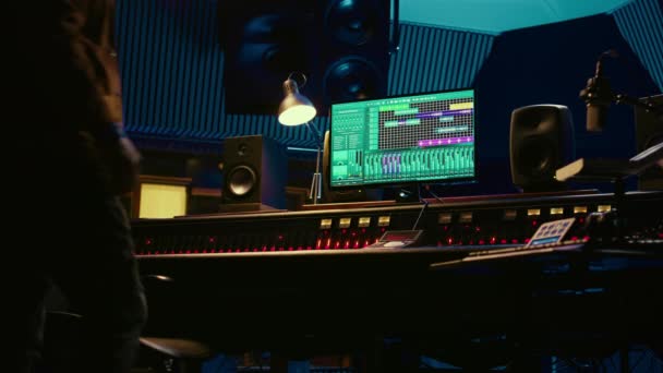 African American Audio Engineer Utilise Compresseur Mixeur Studio Professionnel Changeant — Video