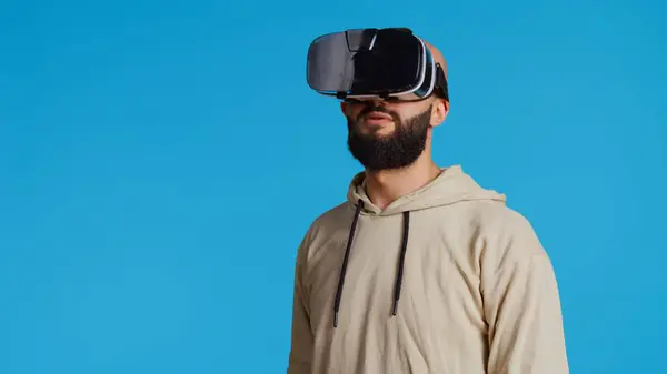 Adulto Oriente Médio Usando Óculos Realidade Virtual Estúdio Divertindo Com — Fotografia de Stock
