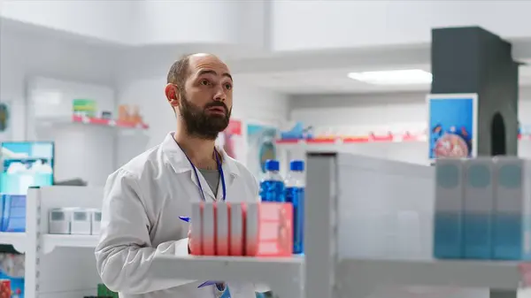 Gyógyszerész Leltárt Készít Hologram Kivetítéssel Gyógyszeres Dobozokat Kiegészítőket Számolva Gyógyszertár — Stock Fotó