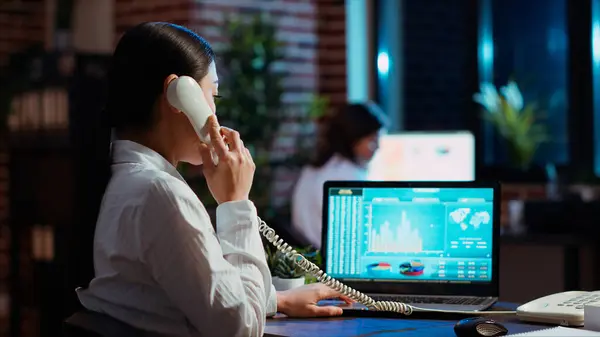 Empregado Asiático Recebendo Telefonema Fixo Enquanto Trabalhava Com Gráficos Estatísticas — Fotografia de Stock