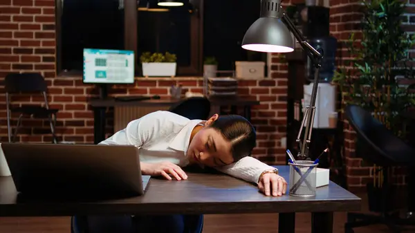 疲れた従業員は一晩中苦労してワークスペースデスクで寝てメールを書く 一晩働いた後 オフィスでナッピングドロッシービジネスマン ラップトップで眠る カメラA — ストック写真