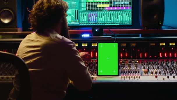Produtor Música Gravação Mixagem Reprodução Som Software Áudio Usando Console — Vídeo de Stock