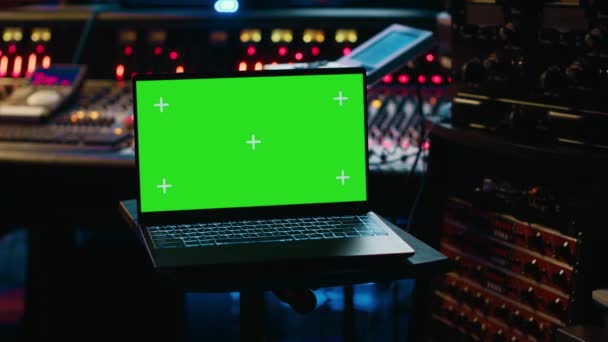 音乐制作人在笔记本电脑旁边录制的曲目显示了模拟隔离显示 在控制室使用混合控制台和掌握技巧 音频工程师生产新的曲调 相机A — 图库视频影像