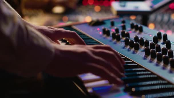 Junge Sängerin Elektronischen Keyboard Regieraum Aufnahme Neuer Musik Mit Midi — Stockvideo