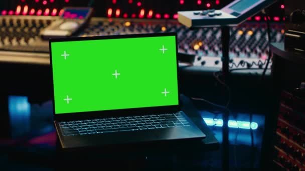 Музыкальный Инженер Смешивает Осваивает Музыку Комнате Управления Используя Ноутбук Дисплеем — стоковое видео