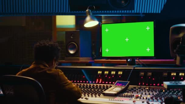 Produtor Música Afro Americana Trabalhando Com Greenscreen Usando Console Mistura — Vídeo de Stock