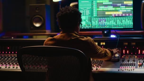 Afrikansk Amerikansk Ljuddesigner Mixa Och Mastering Spår Professionell Studio Med — Stockvideo