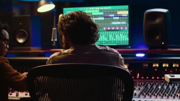 Sound Designer Che Lavora Con Artista Creare Una Nuova Canzone — Video Stock